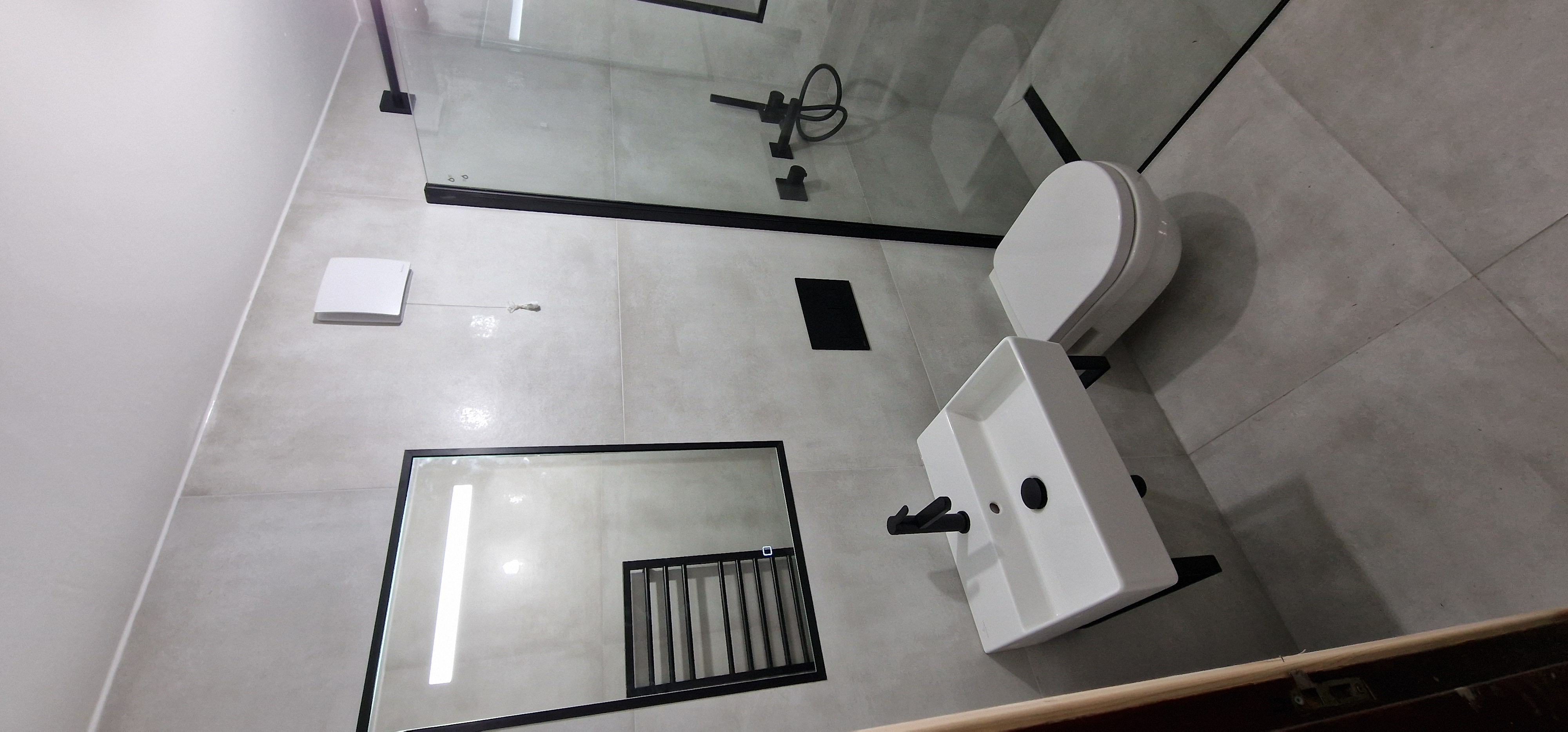 Minimalist Black & White Bathroom Suite - Thumbnail 3