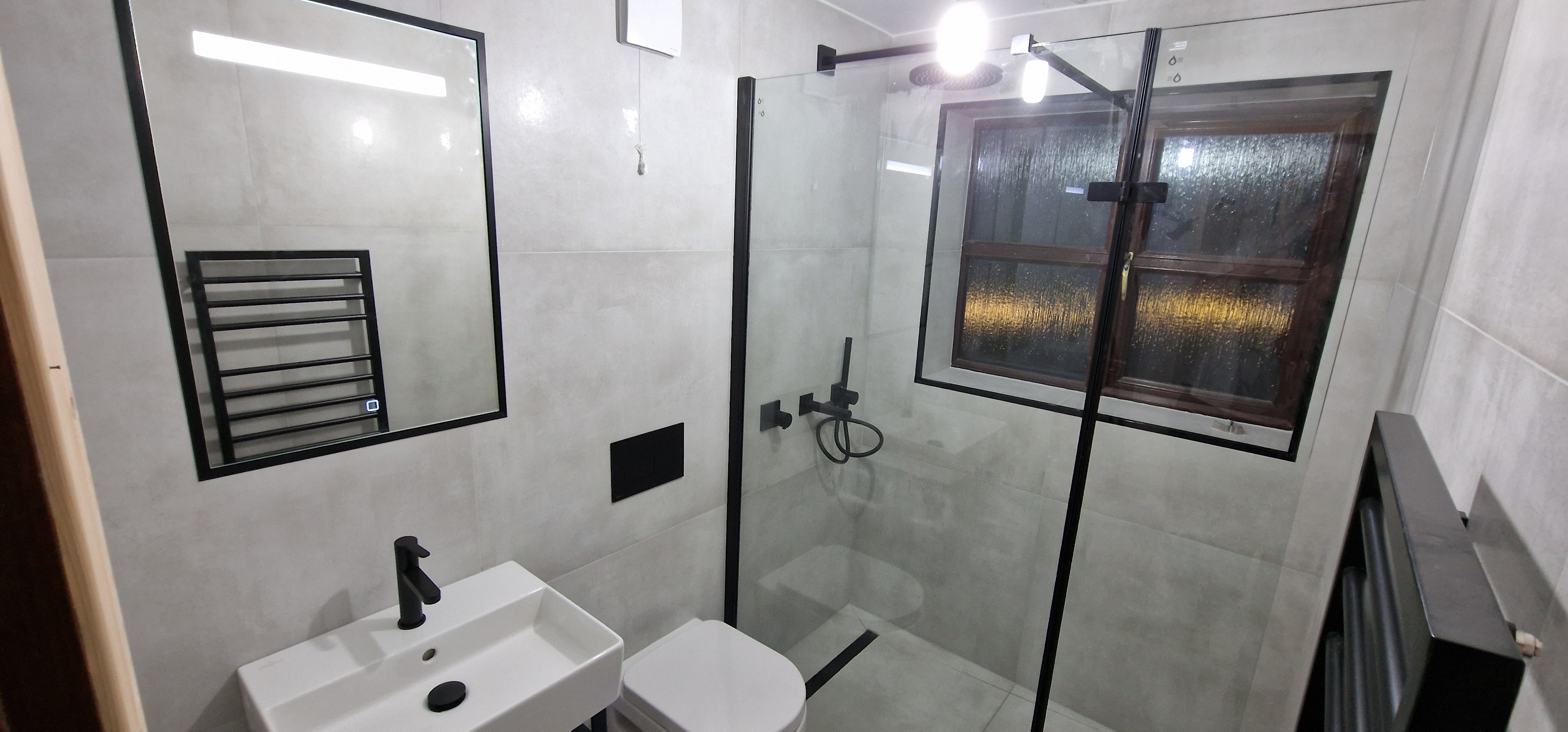 Minimalist Black & White Bathroom Suite - Thumbnail 4